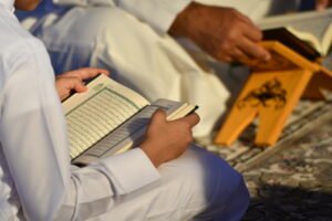 12 موقع متميز لتعلم دراسة القراءات عن بعد | دراسة القراءات 4 Des personnes lisant le Coran ensemble